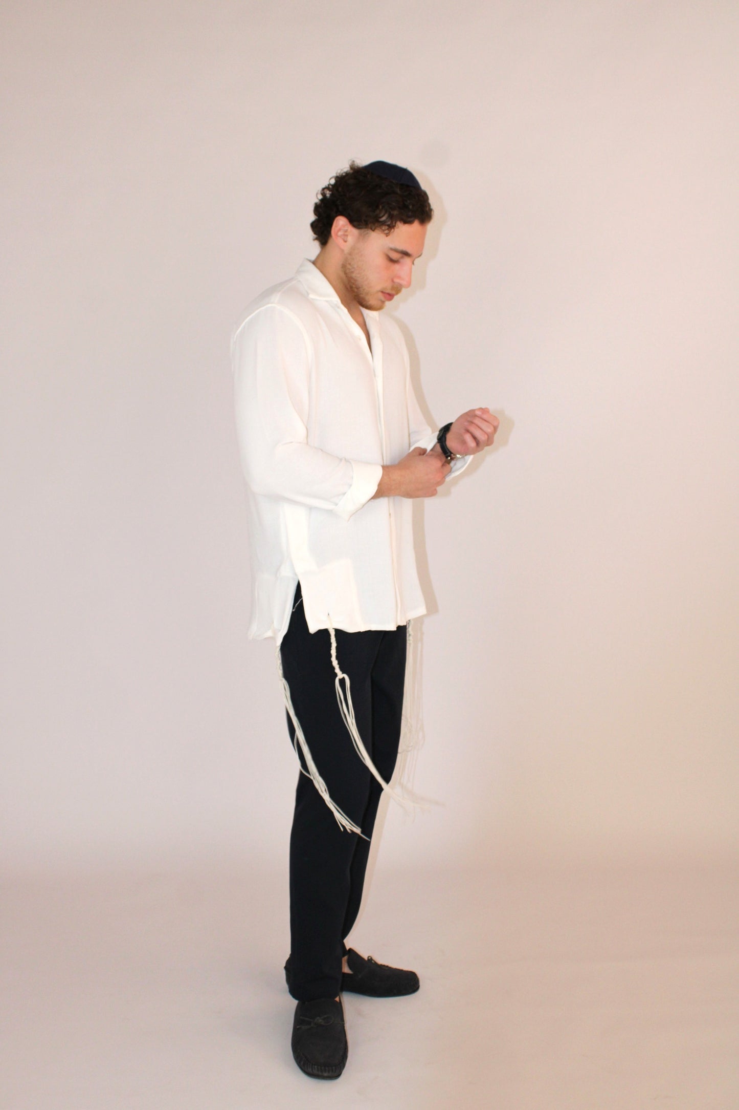 model wear buttoned Tzitzit Shirt white from right side